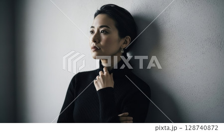 壁にもたれて考える黒タートル女性の横顔 128740872