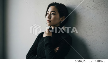 壁にもたれて考える黒タートル女性の横顔 128740875