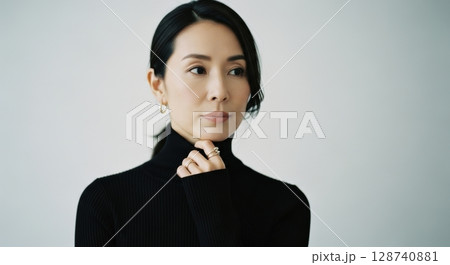 黒タートルの洗練された女性ポートレート 128740881