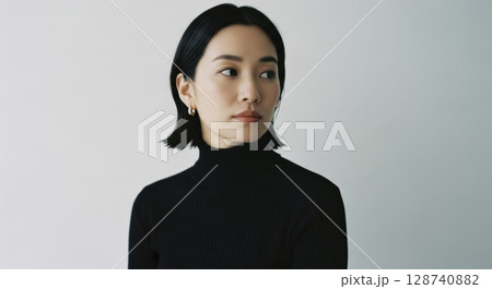 黒タートルの洗練された女性ポートレート 128740882