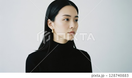 黒タートルの洗練された女性ポートレート 128740883