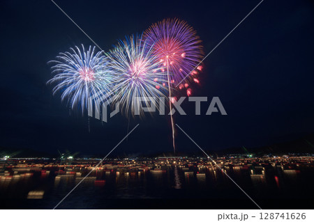 京都　宮津燈籠流し海上花火大会  128741626