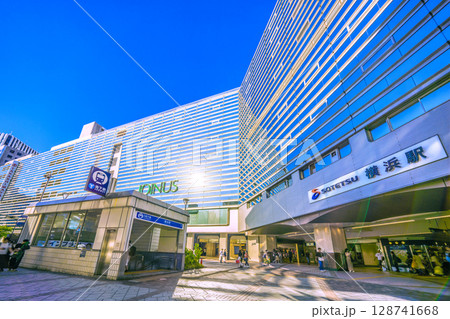 日本の横浜都市景観 7月21日。猛烈な暑さに…SOTETSU 横浜駅や太陽光などを望む 128741668