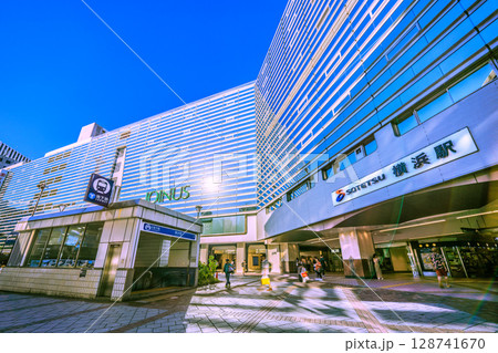 日本の横浜都市景観 7月21日。猛烈な暑さに…SOTETSU 横浜駅や太陽光などを望む 128741670