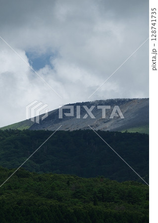 雲がかかる新燃岳 雲がかかる新燃岳 128741735
