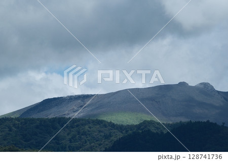 活火山の新燃岳の自然風景 128741736