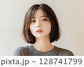 自然光の中で見つめるボブヘアの若い日本人女性のポートレート 128741799