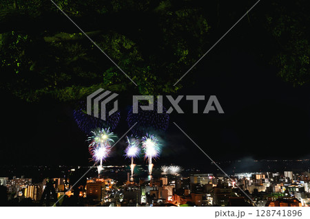 打ち上げ花火と鹿児島の夜景 打ち上げ花火と鹿児島の夜景 128741896