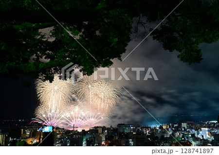 綺麗な打ち上げ花火が上がる鹿児島の夜空 128741897