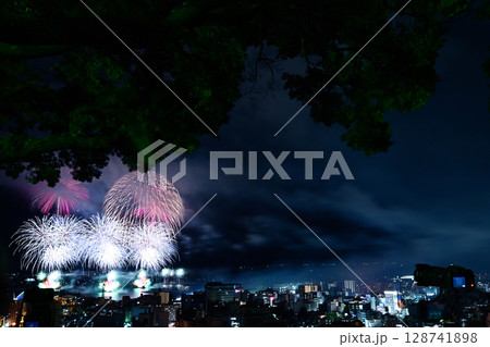 かっこいい鹿児島の夜景と花火の共演 かっこいい鹿児島の夜景と花火の共演 128741898