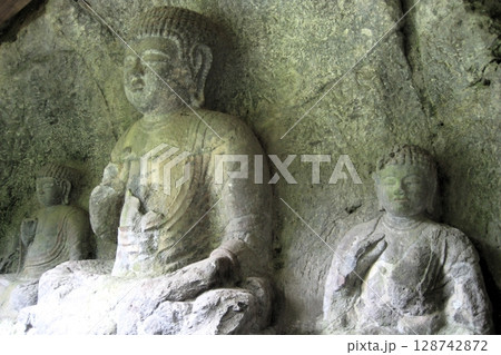 臼杵摩崖仏 如来及び両脇侍如来像	 128742872