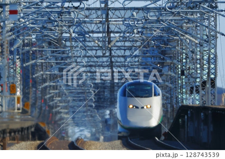 上野駅から坂を駆け上がってきた銀のつばさE3  山形新幹線 128743539