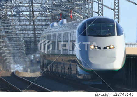 銀のつばさ　銀色に復刻塗装されたE3系山形新幹線つばさ 128743540