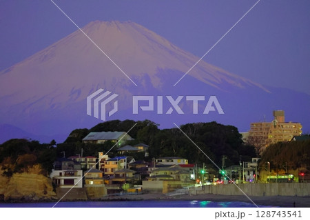 夜明けまじかのブルーモーメント 冠雪の青い富士山と江ノ電 夜明けまじかのブルーモーメント 冠雪の青い富士山と江ノ電 128743541