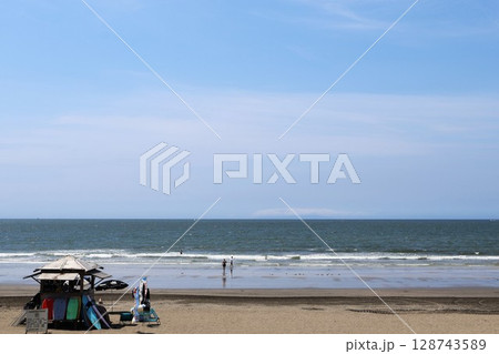 連休後の由比ガ浜海水浴場 連休後の由比ガ浜海水浴場 128743589