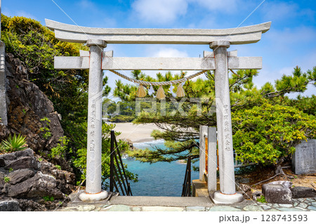 海津見神社から見る桂浜(高知市) 海津見神社から見る桂浜(高知市) 128743593