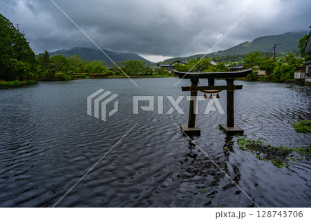 雨の日の金鱗湖の風景（由布市） 128743706