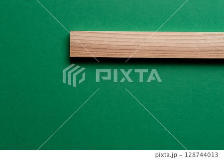 緑背景に木の板のシンプルな背景 緑背景に木の板のシンプルな背景 128744013