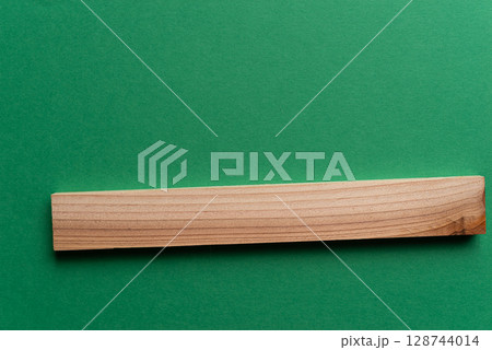 緑背景に木の板のシンプルな背景 緑背景に木の板のシンプルな背景 128744014