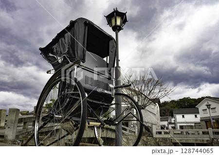 倉敷美観地区の人力車 倉敷美観地区の人力車 128744065