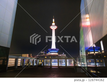 ライトアップされた京都タワー 128744162