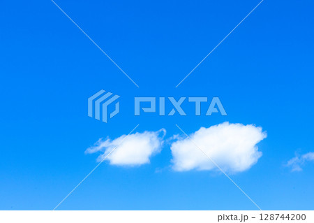 爽やかな青空と雲のシンプルな風景 爽やかな青空と雲のシンプルな風景 128744200