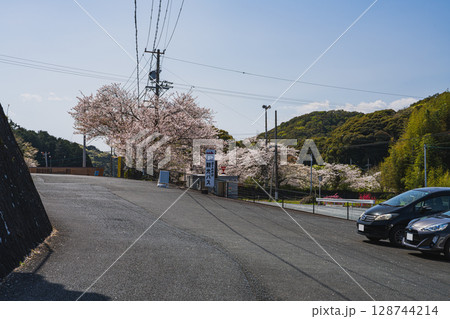 袋井市の法多山尊永寺前の駐車場の風景(静岡県) 袋井市の法多山尊永寺前の駐車場の風景(静岡県) 128744214