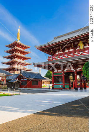 浅草寺　宝蔵門と五重塔 128744226