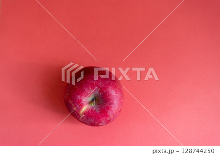 赤背景に美味しそうなリンゴ 128744250