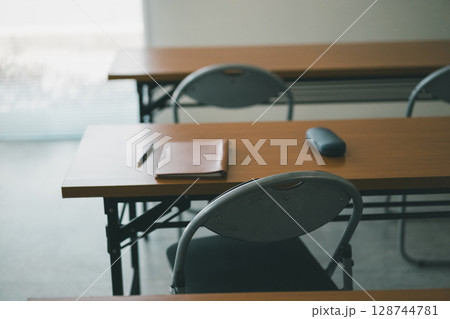 誰もいないセミナー会場 128744781