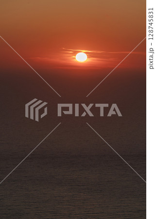 日本海の夕陽 128745831