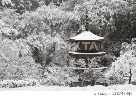 雪の積もった金剛院三重塔 雪の積もった金剛院三重塔 128746440