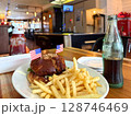 アメリカンダイナーのハンバーガー 128746469