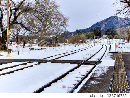 ホームから眺める雪の積もった線路風景 ホームから眺める雪の積もった線路風景 128746785