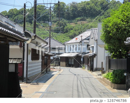 熊本県宇城市不知火町松合、昔ながらの白壁土蔵の街並、松合白壁土蔵群 128746786