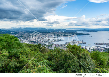 弓張岳展望所から見る佐世保市の街並み 128746788