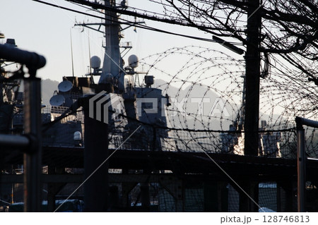 護衛艦基地の有刺鉄線 護衛艦基地の有刺鉄線 128746813