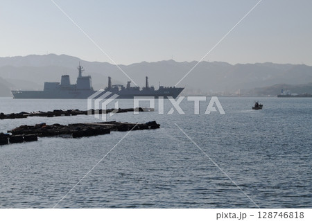 早朝の海の船影 128746818