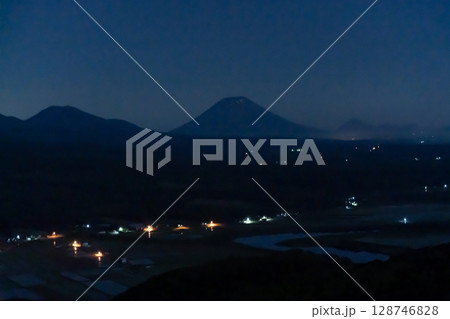 日の出を待つ羊蹄山 128746828