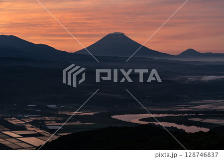 日の出を待つ羊蹄山 日の出を待つ羊蹄山 128746837