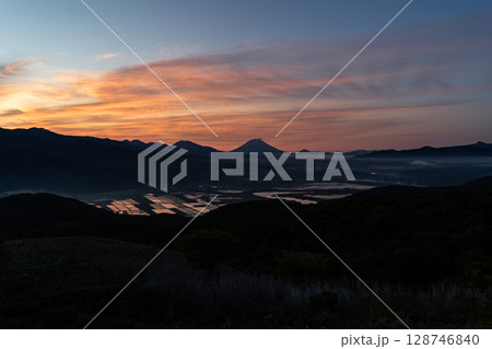 日の出を待つ羊蹄山 128746840