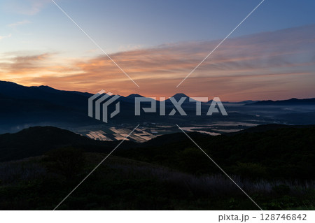 日の出を待つ羊蹄山 日の出を待つ羊蹄山 128746842