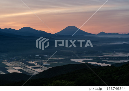 日の出を待つ羊蹄山 日の出を待つ羊蹄山 128746844