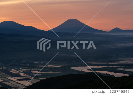 日の出を待つ羊蹄山 日の出を待つ羊蹄山 128746845