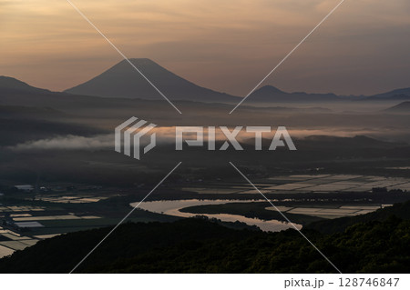 日の出を待つ羊蹄山 日の出を待つ羊蹄山 128746847