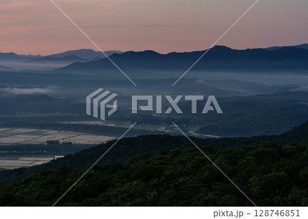 日の出を待つ羊蹄山 日の出を待つ羊蹄山 128746851
