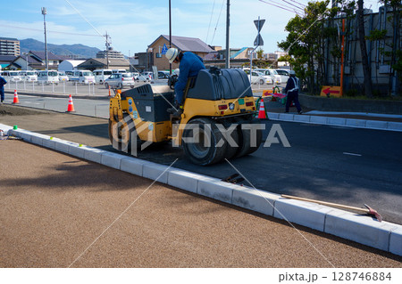 道路の舗装工事現場 道路の舗装工事現場 128746884