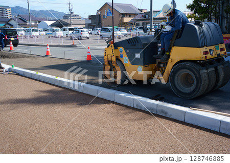 道路の舗装工事現場 道路の舗装工事現場 128746885