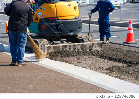 道路の舗装工事現場 128746886