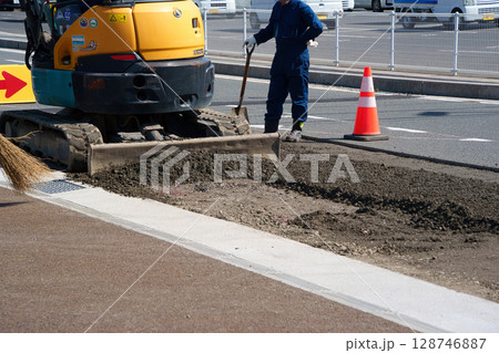 道路の舗装工事現場 128746887